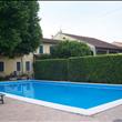 La piscina con giardino relax.